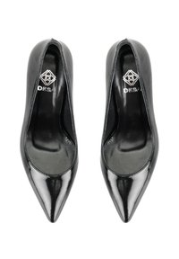 Escarpins en cuir verni noir avec bout pointu, texture lisse et design ouvert sur le côté. Logo visible sur la semelle intérieure.