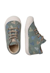 Sneakers in tessuto verde presentano una superficie texturizzata con motivi di velieri in blu, oro e bianco. Suola in gomma chiara e lacci.