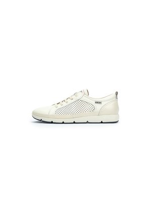 Zapatillas de cuero color marfil con panel lateral perforado, suela de goma plana, punta redondeada, cordones lisos y tirador en el talón.