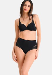 Zwart lingerie set bestaande uit een voorgevormde beha met kantaccenten en hoge briefs, beide van een gladde stof met gaasdetails.
