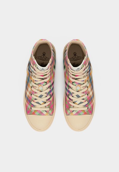 Ζευγάρι αθλητικών παπουτσιών ψηλού παπουτσιού με πολύχρωμο καρό σχέδιο, μπεζ κορδόνια και μπεζ λαστιχένιες μύτες, σε προβολή από πάνω σε λευκό φόντο.