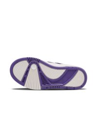 Biała podeszwa sneakersów z fioletowymi akcentami, charakteryzująca się teksturowaną powierzchnią, wzorem w plaster miodu oraz wyraźnymi sekcjami pięty i palców.