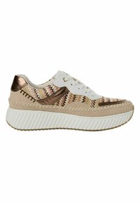 Sneaker con una base beige, toma in tessuto a motivo rosa e oro, lacci bianchi e una suola bianca spessa e texturizzata. Accenti metallici sul tallone.