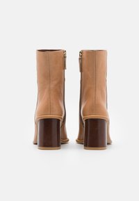 ALOHAS WEST - Botins de salto alto - beige