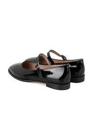Schwarze Lacklederschuhe mit einer abgerundeten Zehenpartie, zwei dünnen Riemen über dem Rist und einem niedrigen Absatz. Glatte Textur und minimale Hardware-Akzente.