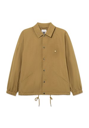 Giacca marrone chiaro con bottoni, colletto, polsini elasticizzati, due tasche frontali inclinati, orlo con coulisse regolabile e piccolo patch con logo sul lato sinistro del petto.