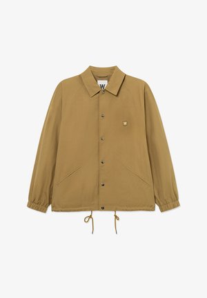 Gaiši brūna pogām aizdares jaka ar apkakli, elastīgiem aproču galiem, divām slīpiem priekšējām kabatām, regulējamu auklu apakšmalā un nelielu logo plāksteri kreisajā krūtīs.