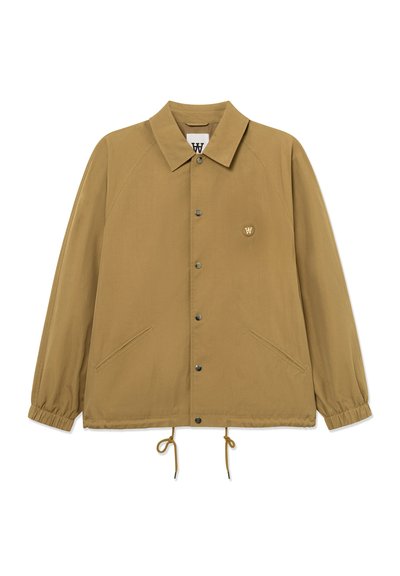 Veste boutonnée marron clair avec col, poignets élastiques, deux poches avant inclinées, cordon de serrage ajustable à l'ourlet et petit patch logo sur le côté gauche de la poitrine.