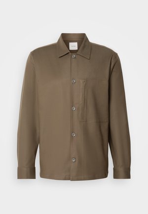 Camisa castanha de botão, com colarinho, mangas longas, um bolso no peito e textura suave. Apresenta botões cinzentos ao longo da frente.