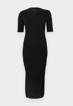 Zwarte geribde midi-jurk met korte mouwen, voorzien van ovale uitsparingen bij de halslijn en zijsplitten voor gemakkelijke beweging.