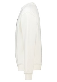 Sudadera blanca con cuello redondo, mangas largas, puños y dobladillo acanalados, que presenta una textura suave y un diseño minimalista.