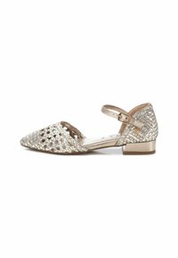 Zapatos planos de tejido metálico plateado con punta abierta, tirante en el tobillo y tacón bajo. Presentan un patrón texturizado y detalles recortados.