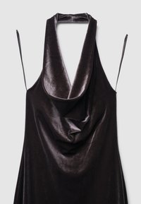 Ein dunkles Samtkleid mit einem Cowl-Ausschnitt und dünnen Schulterträgern. Es hat eine glatte, glänzende Textur und ein offenes Rückendesign.