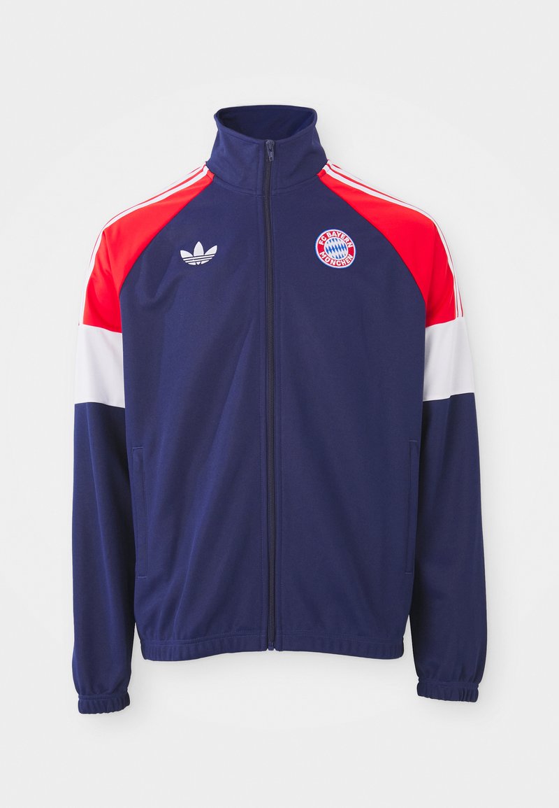 Tamno plavi sportski sako s crvenim i bijelim detaljima, zatvarač sprijeda, visoki ovratnik, Adidas logotip i emblem FC Bayerna na prsima.