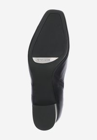 Sohle eines schwarzen Leder-Dressschuhs mit quadratischer Zehenform, glatter Textur an der Unterseite und kleinem silbernen Metallschild, das "PETER KAISER" im Bereich der Zehen trägt.