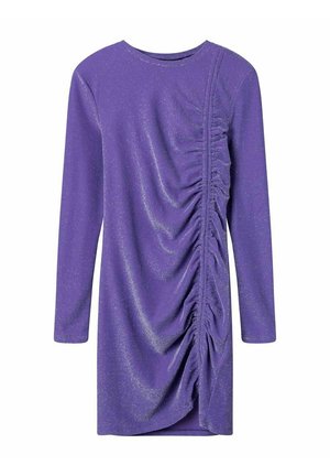 Lilla langærmet kjole lavet af et skinnende, struktureret stof med sammensamling langs siden, der skaber en rynket effekt.