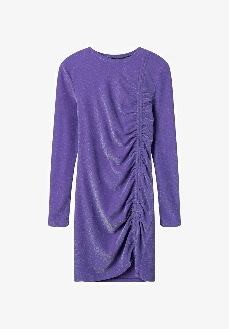 Robe longue violette à manches longues en tissu brillant et texturé, dotée de détails froncés sur le côté, créant un effet ruché.