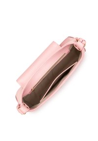 Sac à main en cuir rose clair avec une forme structurée. Dispose d'un rabat supérieur, d'une bandoulière réglable et d'un intérieur beige avec une poche zippée.