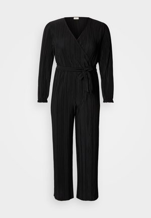 Črni nagubani kombinezon z dolgimi rokavi, V-izrezom in pasnim trakom. Izdelan iz teksturirane tkanine z širokimi, kratkimi hlačnicami.