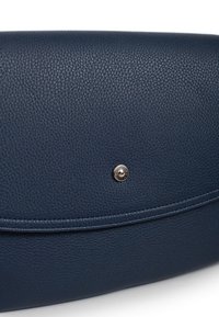 Clutch bag in pelle blu navy con superficie texturizzata, pattina curva e dettaglio centrale in metallo argentato.