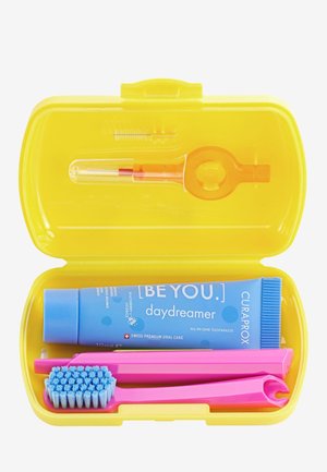 Gul rektangulær etui indeholdende en blå tandpasta, en lyserød tandbørste, lyserøde værktøjer og en orange tandrens.