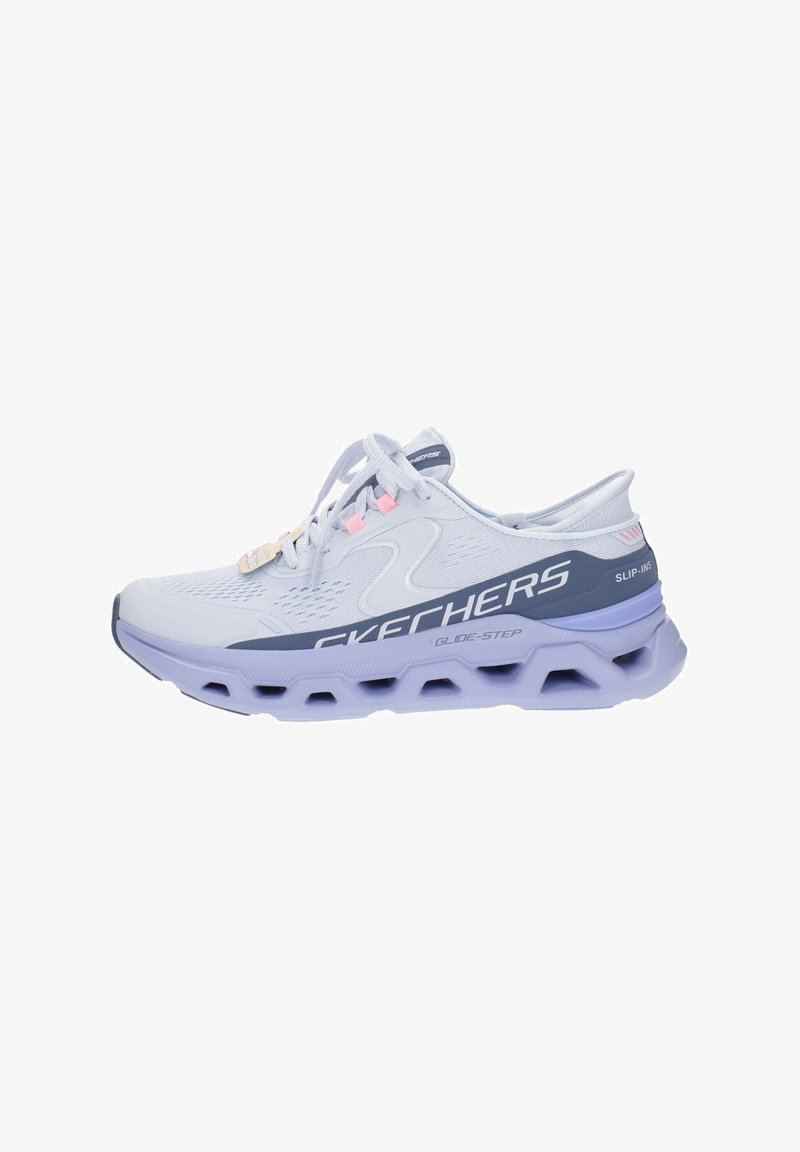 Chaussure de course Skechers Glide-Step gris clair et lavande avec système de laçage, dessus en mesh respirant, et semelle amortie avec détails découpés.
