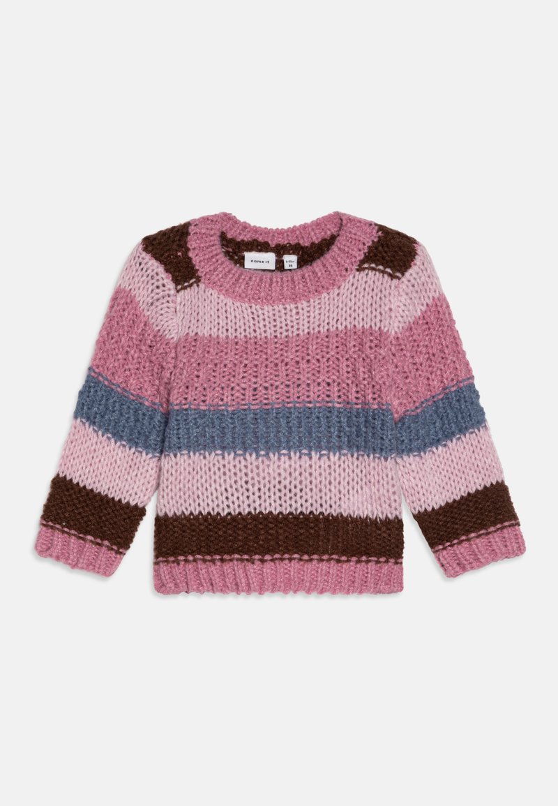 Suéter de punto grueso con rayas horizontales en tonos de rosa, marrón y azul, con un cuello redondo y puños y dobladillo acanalados.