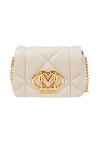 Borsa a mano in ecopelle trapuntata beige con hardware dorato, caratterizzata da un logo a forma di cuore. Include una tracolla a catena e una superficie morbida e textured.