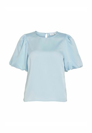 Svetlo modra bluza iz gladkega blaga. Ima napihnjene rokave, okrogel izrez in majhno odprtino v obliki ključavnice na hrbtni strani.