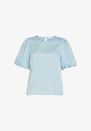 Gaiši zilas blūzes no gludas auduma. Tām ir pūkainas piedurknes, apaļa apkakle un neliela atvere atpakaļ.