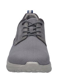 Šedá šněrovací obuv s vrškem z síťoviny a semišovými detaily. Má texturovanou podrážku a kontrastní modro-bílou patu.