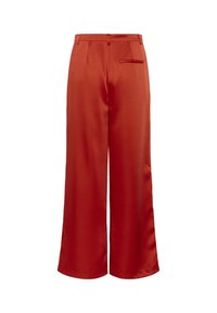 Pantalons larges en satin de couleur rouge vif, présentant une texture lisse, des plis à l'avant et une poche au dos, avec une taille ajustée.
