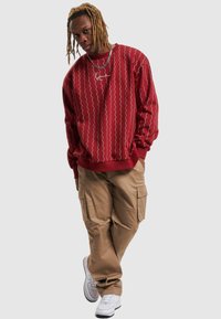 Karl Kani SMALL SIGNATURE ZICZAC PINSTRIPE CREW - Sudadera - darkred offwhite