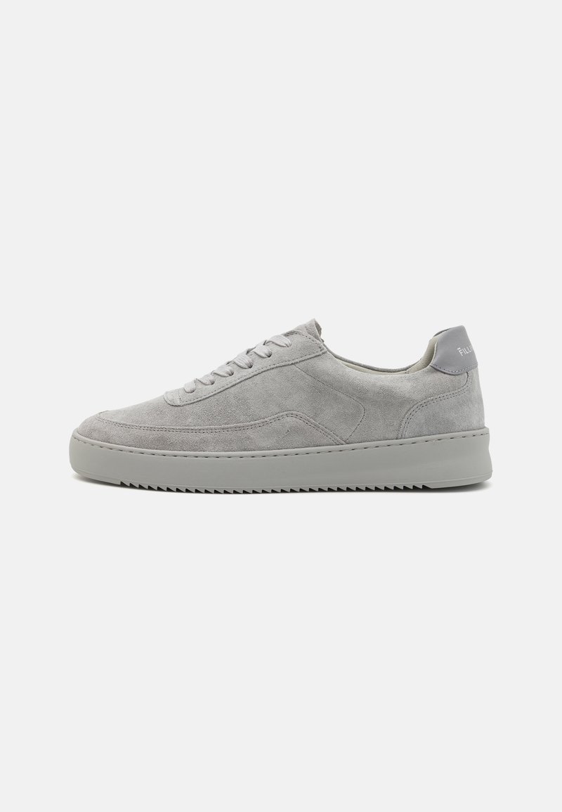 Baskets en daim gris clair avec lacets et semelle épaisse en caoutchouc, vues de profil sur fond blanc uni.