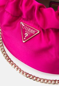 Guess VELINA MINI POUCH różowy