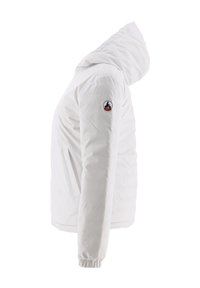 Giacca bianca con cappuccio realizzata in tessuto trapuntato. Presenta polsini elasticizzati, tasche laterali e una toppa rotonda con logo sulla manica sinistra.