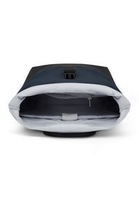 Bakvy av en marinblå ryggsäck med en svart lock. Inredningen är grå med en zippered ficka och ett tygband för organisering.