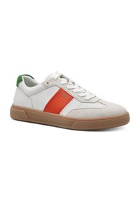 Hvide lædersneakers med en rød accentstribe, grøn hælflap og tan gummisål, med perforerede detaljer på overdelen.