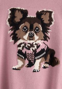Stickad tröja med en brun och vit Chihuahua, placerad på en rosa bakgrund, med intrikata detaljer i hundens päls och kläder.