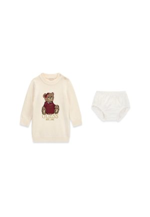 Robe-pull bébé couleur crème avec un ours en peluche portant une tenue rouge et un short de protection pour couche de couleur crème assorti.