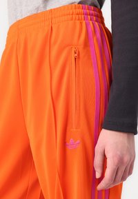 adidas Originals FIREBIRD - Dresside alumine osa - orange/semi lucid fuchsia