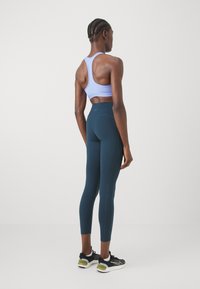Nike Performance BRA - Sports-BH-er med medium støtte - royal pulse/white