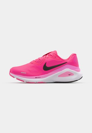 Nike-Laufschuh in leuchtendem Pink mit schwarzen Akzenten. Verfügt über eine glatte Textur, gepolsterten Schaft, Schnürsenkel und eine weiße Zwischensohle mit schwarzem Außensohle.