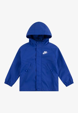 Modrá dětská bunda s kapucí, vyrobená z lesklého, voděodolného materiálu. Obsahuje dva knoflíky a postranní kapsy, s logem Nike na hrudi.