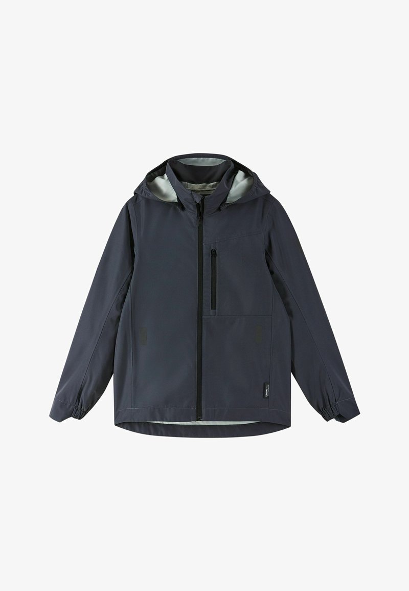 Granatowa wodoodporna kurtka z kapturem, z przodu na zamek, z kieszenią na piersi, elastycznymi mankietami i gładkim wykończeniem wnętrza. Charakteryzuje się minimalistycznym designem i fakturą.