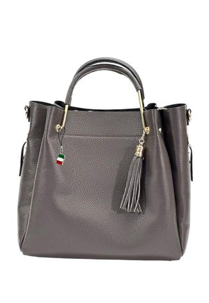 Sac à main en cuir gris foncé avec des poignées courtes, des accents dorés, un pendentif pompon et une petite étiquette avec le drapeau italien suspendue près de la poignée.
