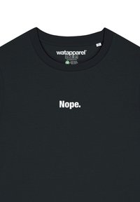Schwarzes Baumwoll-T-Shirt mit runder Halslinie. In der Mitte steht in weißem Text "Nope." Ein Etikett zeigt die Waschanweisungen.