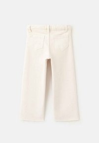 Beli jeans hlače na kratko z ravnim krojem hlačnic, z dvema zadnjima žepoma in raztrganimi robovi hlačnic.