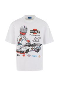 Balta medvilninė marškinėlių su spalvingu atspaudų grafikų, vaizduojančiu lenktynininką ir automobilį, užrašu "MARKET RACING" ir įvairiais logotipais.