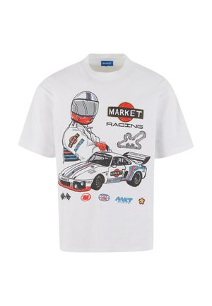 Fehér pamut póló, színes grafikával egy versenyzőről és autóról, "MARKET RACING" szöveggel és különböző logókkal.